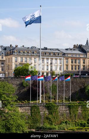 Luxemburg-Stadt, 2022. Mai. Im Petrusse-Park im Stadtzentrum fliegen die Flaggen von Luxemburg und Europa Stockfoto