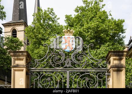 Stadt Luxemburg, Mai 2022. Das Wappen des Großherzogtums Luxemburg auf einem Geländer im Stadtzentrum Stockfoto