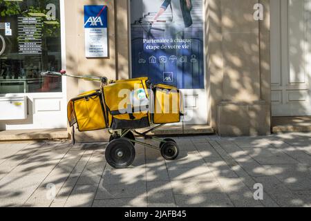 Luxemburg-Stadt, Mai 2022. Ein Postbote in Via Via im Stadtzentrum Stockfoto