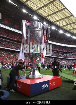 London, Großbritannien. 29.. Mai 2022. Eine riesige Nachbildung der Trophäe beim Championship Play-Off Final Huddersfield Town gegen Nottingham Forest am 29.. Mai 2022 im Wembley Stadium, London, Großbritannien. Kredit: Paul Marriott/Alamy Live Nachrichten Stockfoto