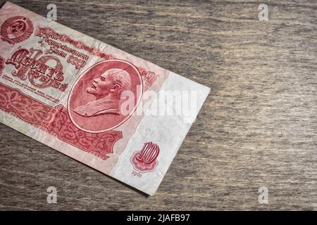 Alte sowjetische Banknote 10 Rubel auf einem Holztisch Stockfoto