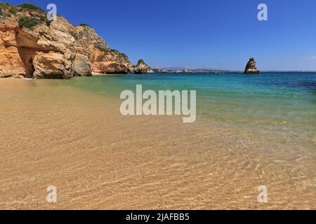 Klippen und Meeresstapel - südlicher Abschnitt Praia do Camilo Beach. Lagos-Portugal-258 Stockfoto