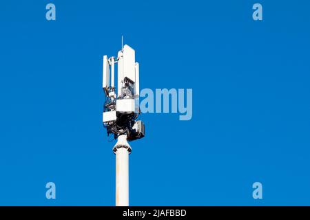 Telekommunikationsturm mit 4G, 5G Sendern. Funkantennen auf einem Telekommunikationsturm gegen den blauen Himmel senden Stockfoto