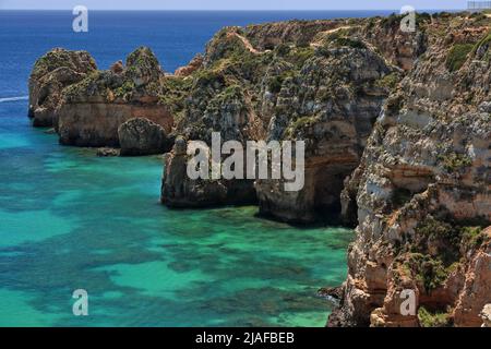 Steile Klippen-Ostufer des Ponta da Piedade Point. Lagos-Portugal-272 Stockfoto