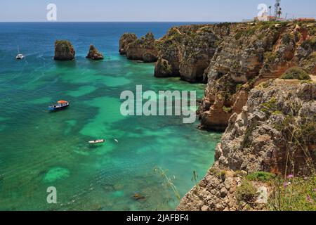 Steile Klippen-Touristen-Motorboote-Ostufer des Ponta da Piedade Point. Lagos-Portugal-275 Stockfoto