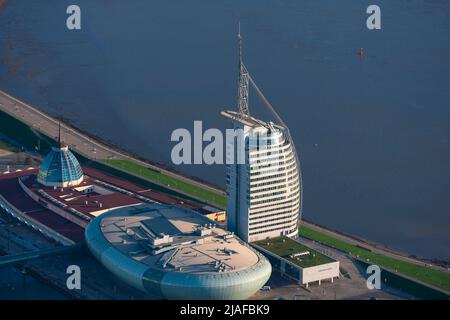 Bremerhaven mit Havenwelten und ATLANTIC Hotel SAIL City 04/18/2022, Luftaufnahme, Deutschland, Bremerhaven Stockfoto