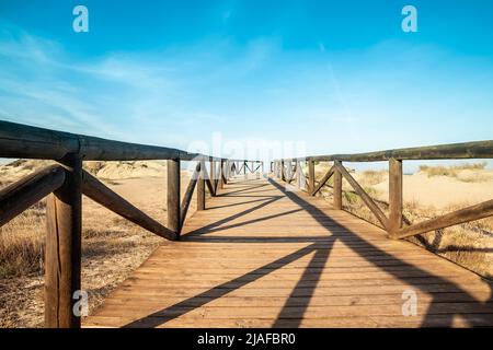 Ruhige Szene mit einer Holzbrücke zum Meer Stockfoto