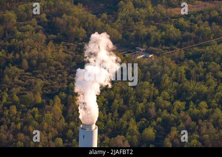 Kohlekraftwerk Wilhelmshaven von Uniper, Schornstein, 04/18/2022, Luftaufnahme, Deutschland, Niedersachsen Stockfoto