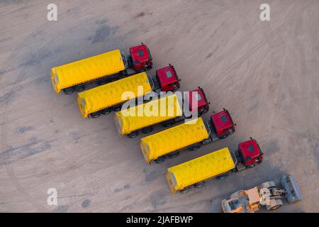 Geparkte Lastwagen und Bagger, 05/27/2022, Luftaufnahme, Deutschland, Schleswig-Holstein Stockfoto