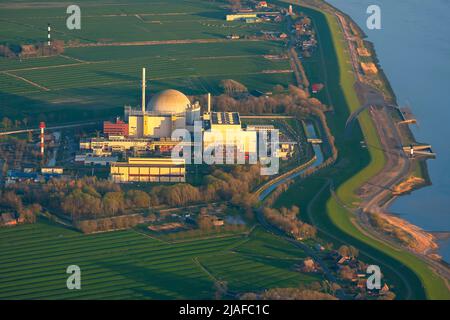 Kernkraftwerk Brokdorf an der Elbe, 18,04.2022, Luftaufnahme, Deutschland, Niedersachsen Stockfoto