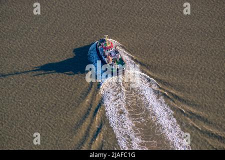 Schlepper auf der Nordsee, 18.04.2022, Luftbild, Deutschland, Hamburg Stockfoto