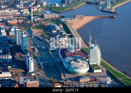 Bremerhaven mit Havenwelten und ATLANTIC Hotel SAIL City 04/18/2022, Luftaufnahme, Deutschland, Bremerhaven Stockfoto