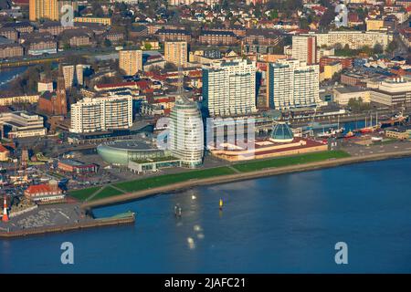 Bremerhaven mit Havenwelten und ATLANTIC Hotel SAIL City 04/18/2022, Luftaufnahme, Deutschland, Bremerhaven Stockfoto