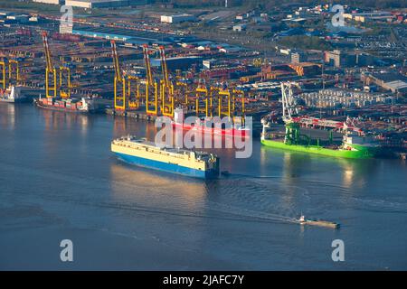 Hafen von Bremerhaven mit Terminals, 04/18/2022, Luftaufnahme, Deutschland, Bremerhaven Stockfoto