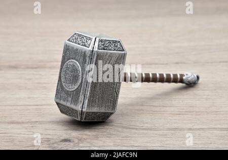 Bologna - Italien - 29. Mai 2022: Der Hammer von Thor auf Holzgrund isoliert. Stockfoto