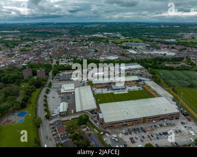 Vale Park , Robbie Williams Homecoming Konzert in Burslem Stoke on Trent Aerial Drone Blick auf die zu erbauende Bühne und den lokalen Port Vale FC Stockfoto