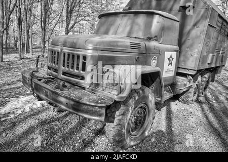 Rjasan, Russland - 9. April 2022: Alter russischer Militärtransporter ZIL Stockfoto