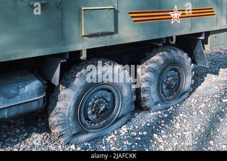 Rjasan, Russland - 9. April 2022: Reifenpannen eines russischen Militärfahrzeugs aus nächster Nähe Stockfoto