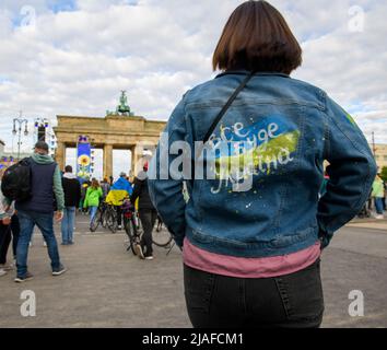 Berlin, Berlin, Deutschland. 29.. Mai 2022. Eine ukrainische Frau wartet auf ein Benefizkonzert am Brandenburger Tor in Berlin, Deutschland, Sonntag, 29. Mai 2022. (Bild: © Dominic Gwinn/ZUMA Press Wire) Stockfoto