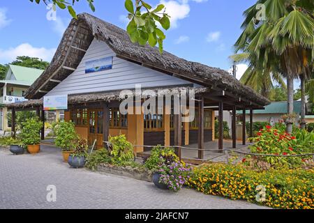 Tourismusbüro am Hafen von La Passe auf der Insel La Digue, Seychellen Stockfoto