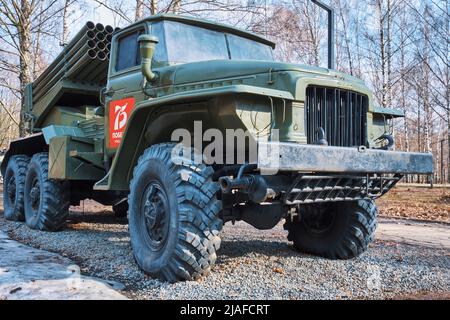 Rjasan, Russland - 9. April 2022: Russisches Mehrfach-Raketenabschusssystem auf Basis des URAL-Armeewagens Stockfoto