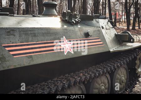 Rjasan, Russland - 9. April 2022: Gepanzerter Personenkräger der russischen Armee Stockfoto