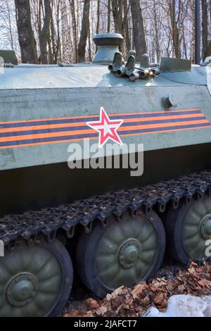 Rjasan, Russland - 9. April 2022: Gepanzerter Personenkräger der russischen Armee Stockfoto