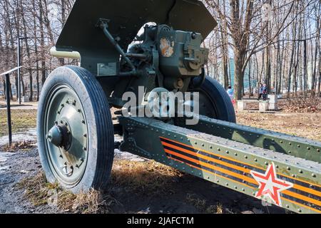 Rjasan, Russland - 9. April 2022: Kanone der russischen Armee im Stadtpark Stockfoto