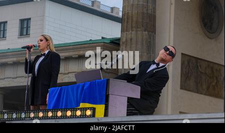 Berlin, Berlin, Deutschland. 29.. Mai 2022. Die ukrainische Sängerin Mélovin, rechts, tritt während eines Benefizkonzerts für die Ukraine am Brandenburger Tor in Berlin, Deutschland, am Sonntag, 29. Mai 2022 auf. (Bild: © Dominic Gwinn/ZUMA Press Wire) Stockfoto