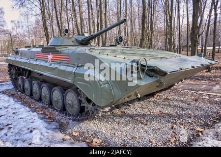 Rjasan, Russland - 9. April 2022: Russische Infanterie Kampffahrzeug BMP Stockfoto