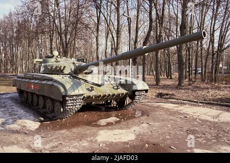 Rjasan, Russland - 9. April 2022: Russischer Panzer T-72 im Stadtpark Stockfoto