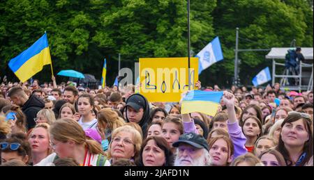 Berlin, Berlin, Deutschland. 29.. Mai 2022. Menschen halten Fahnen und Schilder während eines Benefizkonzerts für die Ukraine am Brandenburger Tor in Berlin, Deutschland, Sonntag, 29. Mai 2022. (Bild: © Dominic Gwinn/ZUMA Press Wire) Stockfoto