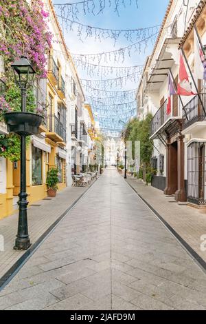 Blick auf die traditionellen spanischen Straßen in der Altstadt von Marbella Stockfoto