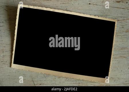 Vintage leere Postkarte, leerer Bilderrahmen, grungige Fotografie, freier Platz für Bilder Stockfoto