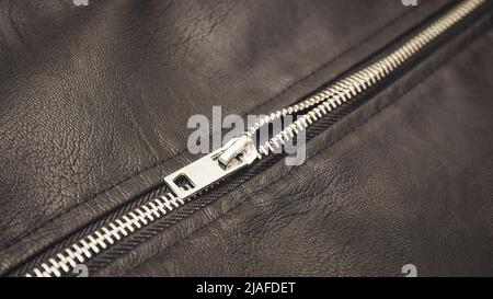 Reißverschluss aus verchromtem Metall an einer Lederjacke aus nächster Nähe Stockfoto
