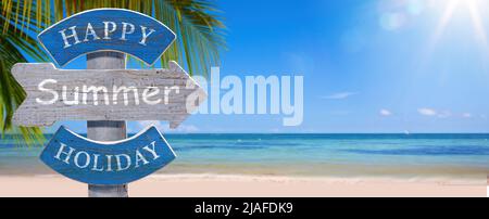 Fröhlicher Sommerurlaub Banner; vintage rustikalen hölzernen Schild an einem tropischen Strand Stockfoto