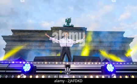Berlin, Berlin, Deutschland. 29.. Mai 2022. Der ukrainische Sänger Max Barskih während eines Benefizkonzerts für die Ukraine am Brandenburger Tor in Berlin, Deutschland, Sonntag, 29. Mai 2022. (Bild: © Dominic Gwinn/ZUMA Press Wire) Stockfoto