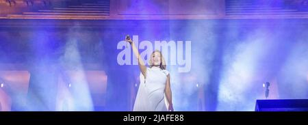 Berlin, Berlin, Deutschland. 29.. Mai 2022. Die ukrainische Sängerin Tina Karol tritt bei einem Benefizkonzert für die Ukraine am Brandenburger Tor in Berlin, Deutschland, am Sonntag, 29. Mai 2022 auf. (Bild: © Dominic Gwinn/ZUMA Press Wire) Stockfoto