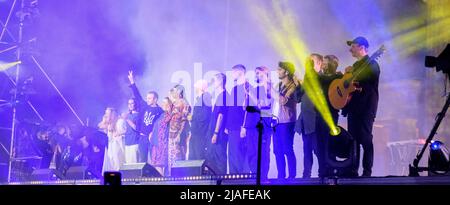 Berlin, Berlin, Deutschland. 29.. Mai 2022. Ukrainische Künstler verbeugen sich nach einem Benefizkonzert für die Ukraine am Brandenburger Tor in Berlin, Deutschland, Sonntag, 29. Mai 2022. (Bild: © Dominic Gwinn/ZUMA Press Wire) Stockfoto