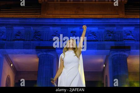 Berlin, Berlin, Deutschland. 29.. Mai 2022. Die ukrainische Sängerin Tina Karol tritt bei einem Benefizkonzert für die Ukraine am Brandenburger Tor in Berlin, Deutschland, am Sonntag, 29. Mai 2022 auf. (Bild: © Dominic Gwinn/ZUMA Press Wire) Stockfoto