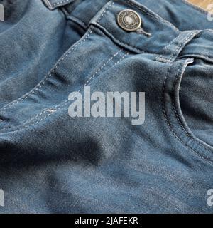 Nahaufnahme der Tasche und der Knopfansicht von hellblauer Jeansjeans Stockfoto