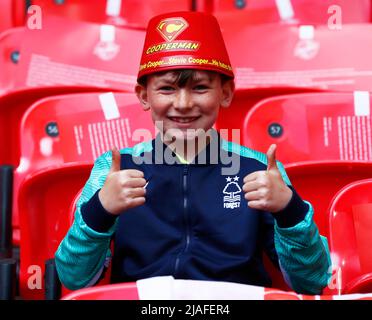 LONDON, ENGLAND - 29. MAI: Nottingham Forest Fansduring Championship Play -Off Finale zwischen Huddersfield Town und Nottingham Forest im Wembley Stadium Stockfoto