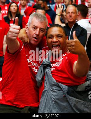 LONDON, ENGLAND - 29. MAI: Nottingham Forest Fansduring Championship Play -Off Finale zwischen Huddersfield Town und Nottingham Forest im Wembley Stadium Stockfoto