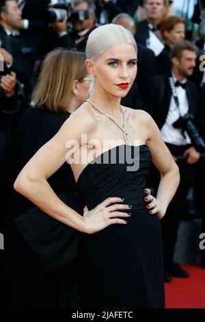 Caroline Daur nimmt am 25. Mai 2022 an der Premiere von „Elvis“ während der jährlichen Filmfestspiele von Cannes 75. im Palais des Festivals in Cannes, Frankreich, Teil. Stockfoto