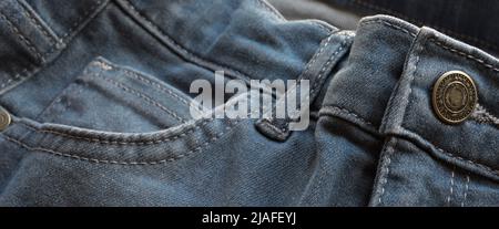 Nahaufnahme der Tasche und der Knopfansicht von hellblauer Jeansjeans Stockfoto