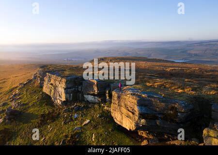 Walker genießt den Blick von Goldsborough Hill bei Sonnenuntergang, Baldersdale, Teesdale, County Durham, Großbritannien Stockfoto