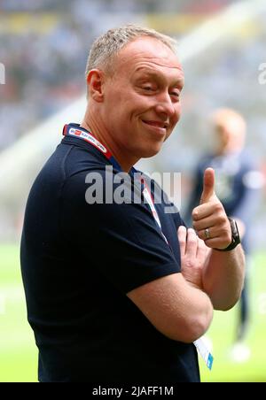 LONDON, ENGLAND - 29. MAI: Steve Cooper Cheftrainer von Nottingham Forest gibt Nottingham Forest-Fans während des Championship Play -Off Final Be ein Pochen Stockfoto