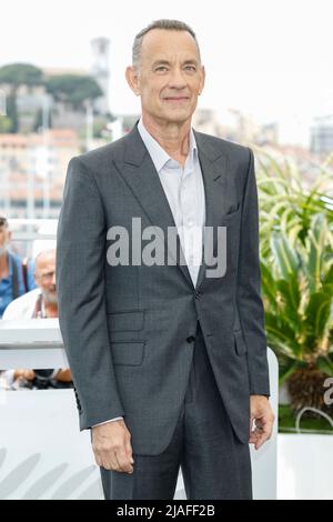 Cannes, Frankreich. 26.. Mai 2022. Tom Hanks posiert beim Fotocall von „Elvis“ während des jährlichen Filmfestivals von Cannes 75. im Palais des Festivals in Cannes, Frankreich, am 26. Mai 2022. Kredit: dpa/Alamy Live Nachrichten Stockfoto