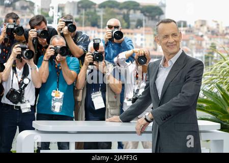 Cannes, Frankreich. 26.. Mai 2022. Tom Hanks posiert beim Fotocall von „Elvis“ während des jährlichen Filmfestivals von Cannes 75. im Palais des Festivals in Cannes, Frankreich, am 26. Mai 2022. Kredit: dpa/Alamy Live Nachrichten Stockfoto