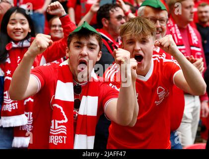 LONDON, ENGLAND - 29. MAI: Nottingham Forest Fansduring Championship Play -Off Finale zwischen Huddersfield Town und Nottingham Forest im Wembley Stadium Stockfoto